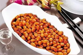 喝酒时为什么不能碰花生米？医生：喝酒尽量少吃这3种“下酒菜”图片