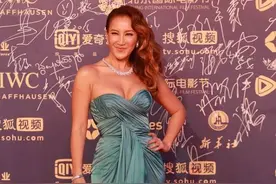 李玟这身材谁能不爱？穿抹胸裙感觉快“兜不住”，还好气质够高级图片