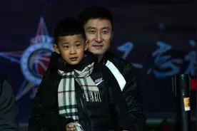 星二代对决！杜锋儿子和李克爱子吵架 网友：虎头你硬一点行不行图片