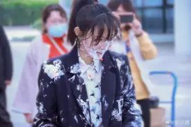 彭小苒新剧杀青，全身沾满奶油的她可爱狼狈，新剧男主撞脸李承鄞图片