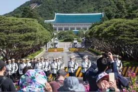 这是在向中国示好？韩国国防部发布新版白皮书不再提“萨德”，文在寅：希望两国和睦图片