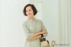 这才是中年妈妈该有的穿搭！衬衫+直筒裤，气质减龄，很高级图片