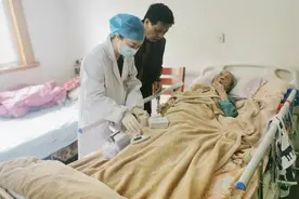 百岁老人长出黑发 背后是他们长期默默地付出图片
