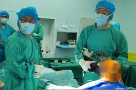 机器人进行置换膝关节，青大附院突破山东省这项纪录图片