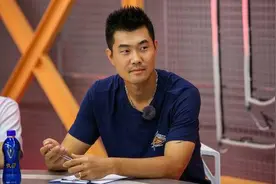 王仕鹏贬低国产后卫，看看他当年国际赛场的表现，孰是孰非清晰了图片