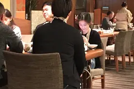 章泽天罕见陪丈夫豪门应酬，居家打扮只顾看手机，似爸爸带着女儿图片