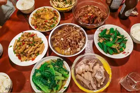 嫂子一家来做客，妈妈做了8个菜招待，网友：不铺张不浪费，点赞图片