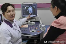 怀孕后准妈妈是左侧睡还是右侧睡好？妇产科医生：很有讲究！图片