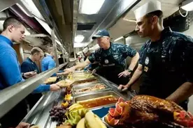 美国大兵为啥那么壮？看看他们每天吃的伙食，不壮才怪图片