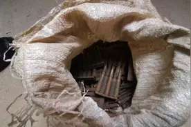 新干县一栋老宅墙缝里埋藏几十年的秘密：一蛇皮袋子弹！图片
