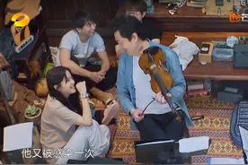 在吕思清面前弹错不露怯，没和毛不易张艺兴握手，欧阳娜娜底气足图片