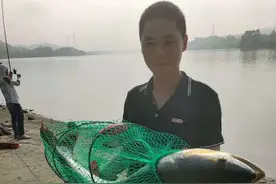 广西小伙西江钓起“水老虎”，上岸不久就死了，小伙：本来想放生图片