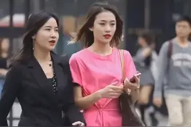 都说上衣塞裤子已经凉了，如今流行“上下一样”，洋气又显腿长图片