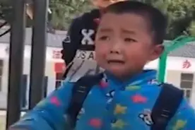 隔辈亲有多亲？男孩放学放学等人接，看到爷爷后激动的哽咽，感动图片