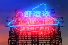 逗比情侣搭顺风车，什么行为竟然让司机尴尬拒载视频封面