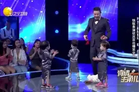 两岁三胞胎登场萌态可掬，随父亲快板表演，状况百出，爆笑全场图片