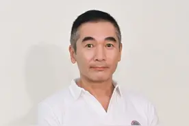三位影帝再聚首！刘青云烫蛋卷头变大叔，同框郭富城父子感太浓烈图片
