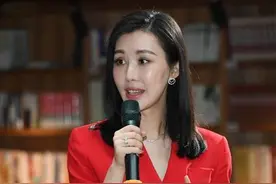 39岁田朴珺展现“作家”气质，真空穿红西服好美艳，就是脸有点僵图片