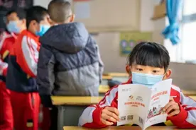 “课间乱跑会被扣分”，学校下课鸦雀无声，谁夺走了孩子的快乐图片