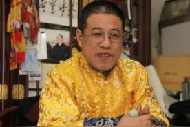 他是乾隆七世孙，现仍戴“帝王扳指”穿龙袍，号令“百官”祭祖图片