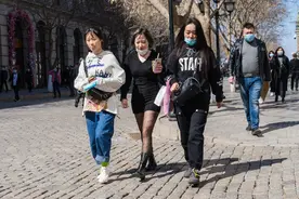 4月10日，哈尔滨气温回升，年轻人开始穿短袖上街了图片