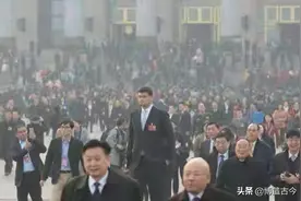 NBA巨人身材多夸张？博班手臂如同自拍杆，法尔游泳像外星人图片