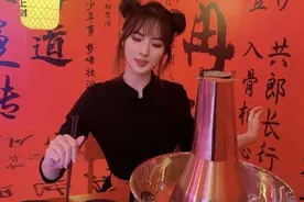 华为小公主大变样！穿旗袍扎哪吒头吃火锅，豪横演绎“川式时髦”图片