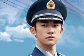 易烊千玺饰演空军飞行员，吴京锤千玺胸口，网友：看得热血沸腾图片