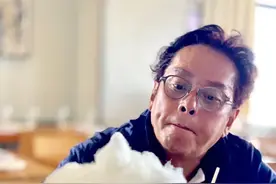 谭咏麟深夜发鸡汤，点开后，原来在发鸡腿。网友：偶像，控制控制图片