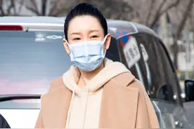 春晚明星彩排行头：秦海璐张艺兴穿两万的外套，女爱豆拿三万的包图片