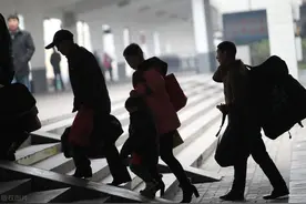农民在外边打一年工，能挣6万元的人多吗？图片