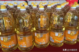 买油时，为何有些颜色深，有些颜色浅？榨油工：区别不小，别买错图片