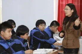 学校实行“末位淘汰制”，排名垫底将面临开除风险，教师集体反对图片