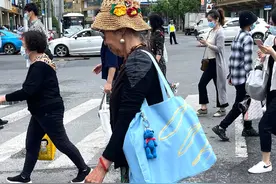 上海街头的“阿姨爷叔”，穿衣比90后还潮，用心变老，真的很酷图片
