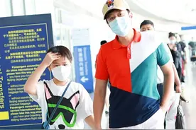 组图：52岁蔡国庆与儿子手牵手现身 父子俩默契比六一手势超温馨图片