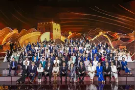 百名主持齐聚央视，董卿霸气站C位，华少胖一圈，汪涵太老成图片