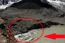 喜马拉雅山“出事”了？冰雪融化后，湖里出现的一幕让人难以置信图片