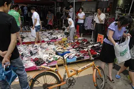 江西美女摆地摊，利用“大红包”，年赚50万，方法值得学习图片