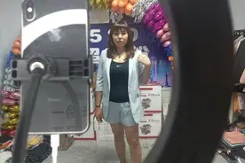 90后美女老板直播带货，4小时卖出2.7万单零食，用了4天才把货发完图片