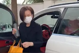 50岁“雪姨”近照曝光，竟穿高跟鞋开百万豪车，晚年才遇到爱情图片