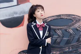快40的李念扮少女也不违和，穿jk学生服美回18岁，扎高马尾好活泼图片