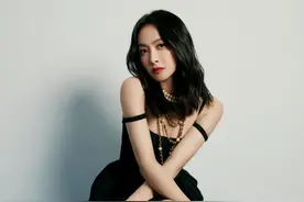 宋茜为了少女感穿上半腿袜，怎知穿出禁欲风？这女王范儿太美了图片