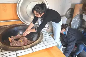 “铁锅炖大鹅”，比猪肉便宜，比牛羊肉滋补，用铁锅大乱炖最香图片
