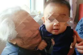 外卖小哥给老人送一年饭，说等女儿回来结账，但他女儿却去世多年图片