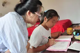 孩子暑期作业不会做，发信息问老师，老师久久没回却发了条朋友圈图片