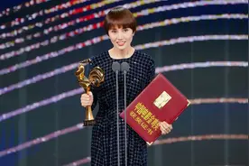 袁泉凭借《中国机长》获得第33届中国电影金鸡奖最佳女配角奖图片