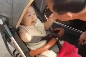 姥爷想要亲宝宝，但宝宝的反应很激烈，让站在一旁的宝妈忍俊不禁图片