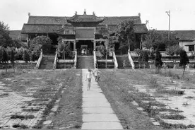 穿越百年回看成都，楼宇万重古色古香，人间烟火让人着迷图片
