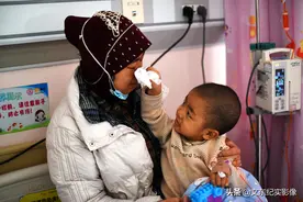 儿子患癌，老公车祸遇难，27岁单亲妈妈:我只能逼着自己坚持下去图片