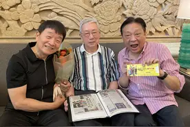 84岁上海爷叔做了厚厚一沓剪报，只为让“石库门的笑声”传得更长久图片